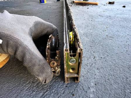 Side-by-side comparison of cheap plastic roller vs premium stainless steel roller