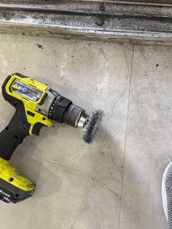 Limpieza profesional de riel de puerta corrediza